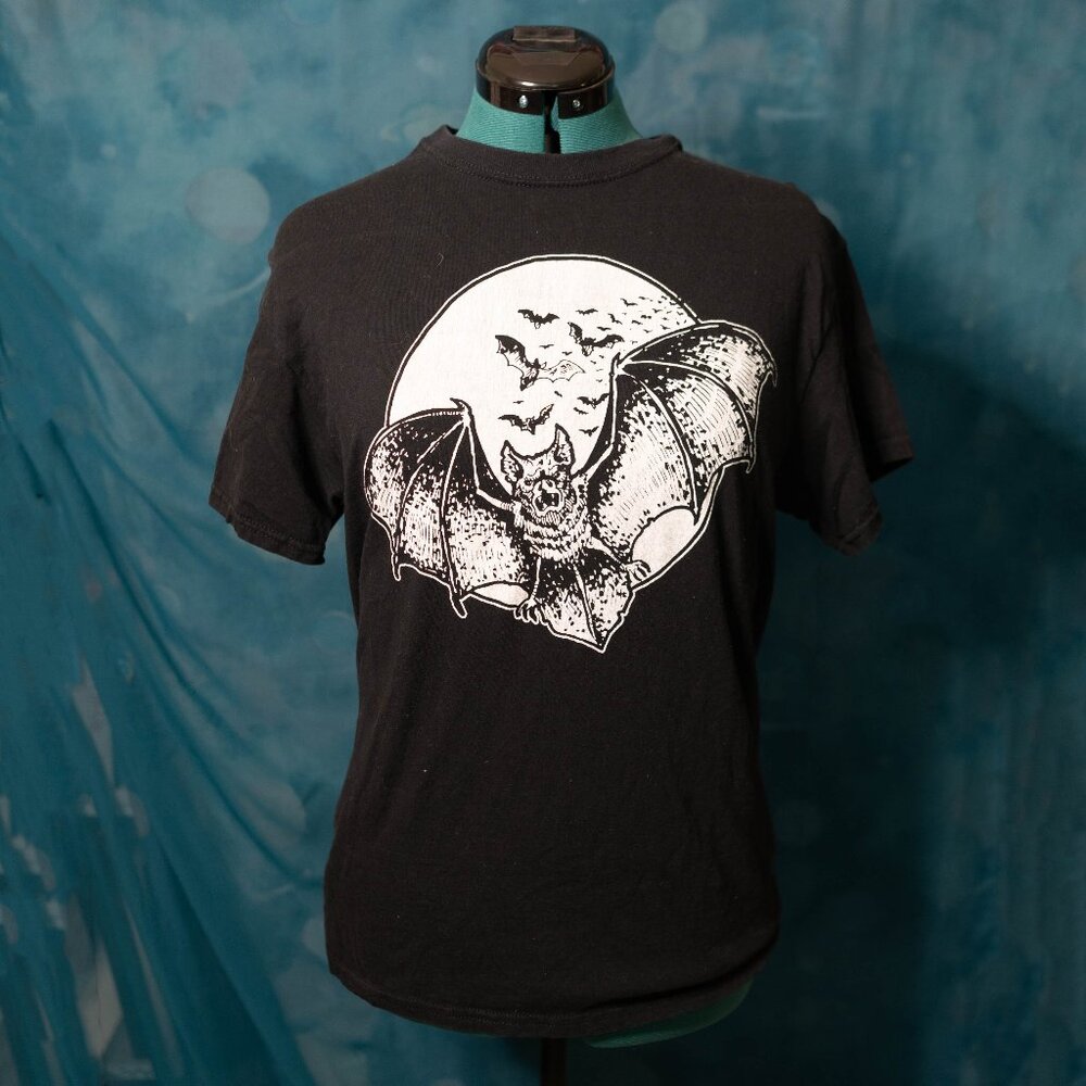 CLEARANCE🦇 Vintage-Style Bat & Moon Tee – Medium